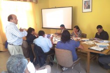 coordinador regional del SENDA exponiendo ante el concejo municipal de Alto del Carmen